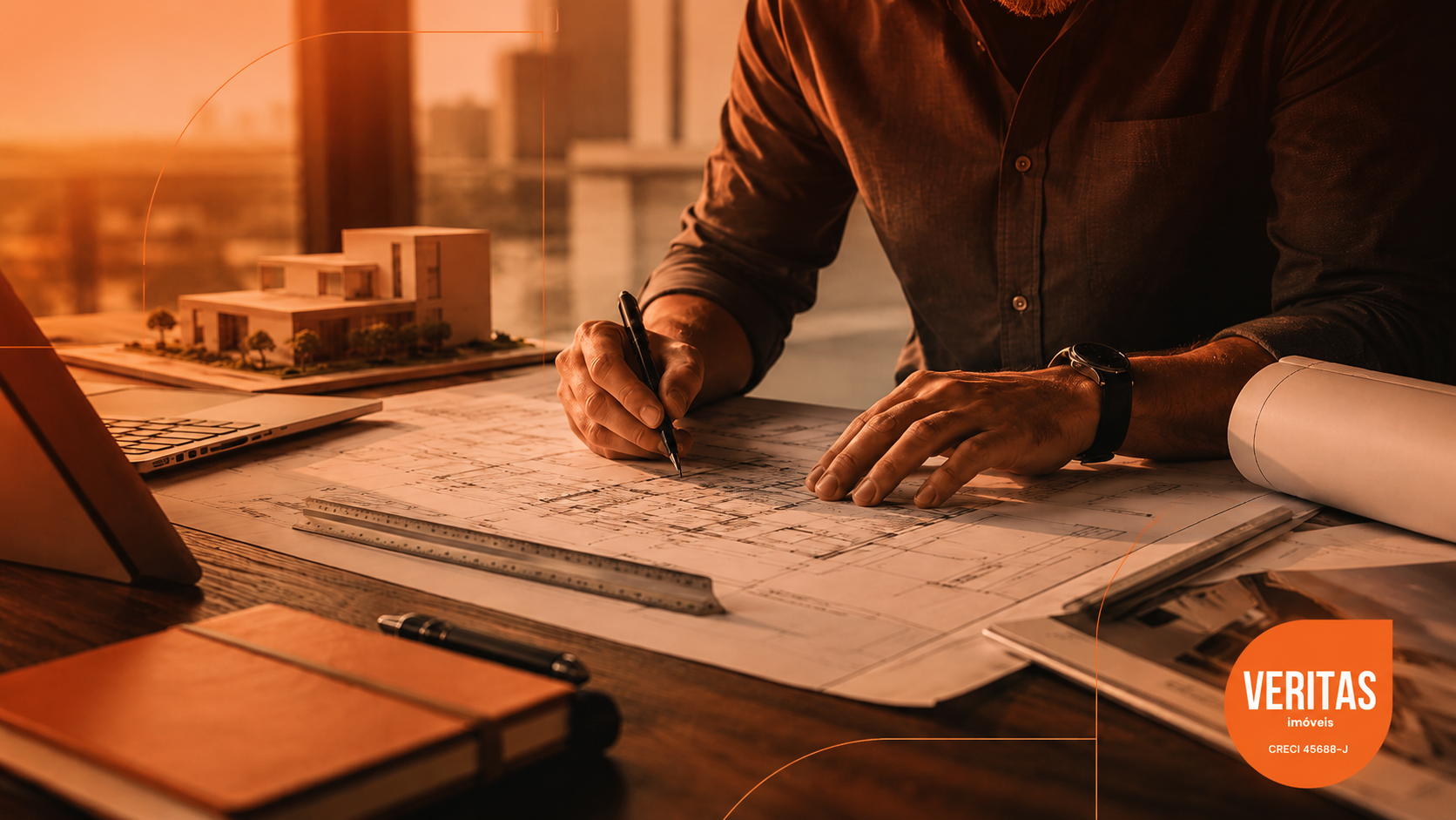 Engenheiro analisando planta arquitetônica durante inspeção técnica de um imóvel